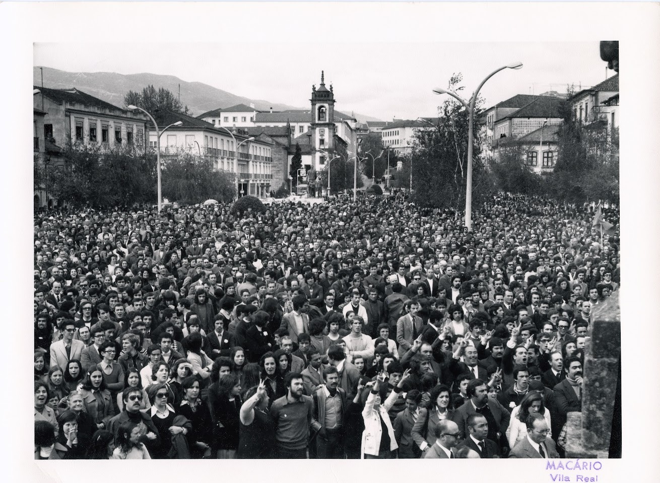 Comemorações do 1.º de Maio de 1974 em Vila Real (Foto Macário)